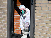 Demontieren von asbesthaltigen Abwasserrohren